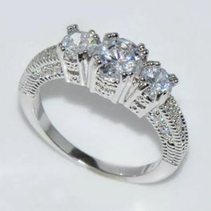 Beautiful White Topaz Ring Size (US): 6 *READ*